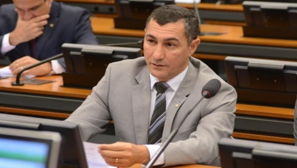 Jesus Sérgio encaminha requerimento ao governo federal e solicita aumento de vagas no FIES e Prouni